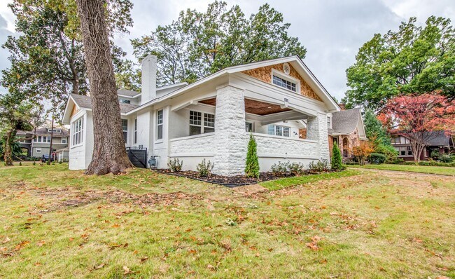 Building Photo - Elegant Midtown Memphis Single-Family Home...