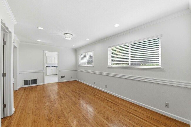 Building Photo - Move-In Ready Blossom Hill Gem – New Bathrooms and many upgrades!