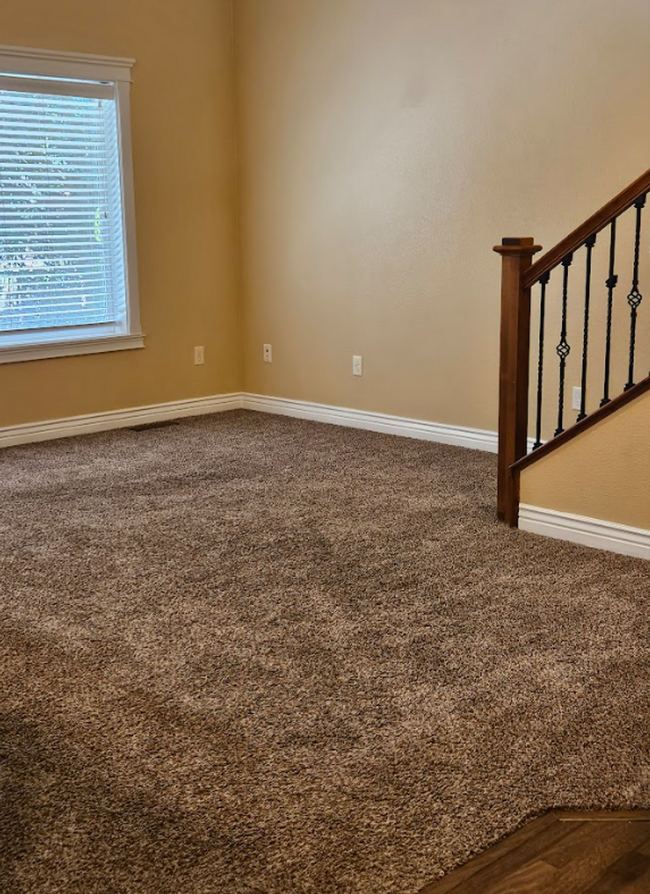 Building Photo - Centrally located 3bed/2.5bath townhome w/...