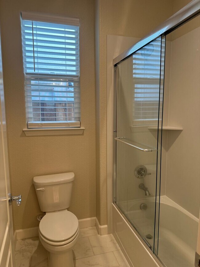 Building Photo - $500.00 off first full months if possessio...