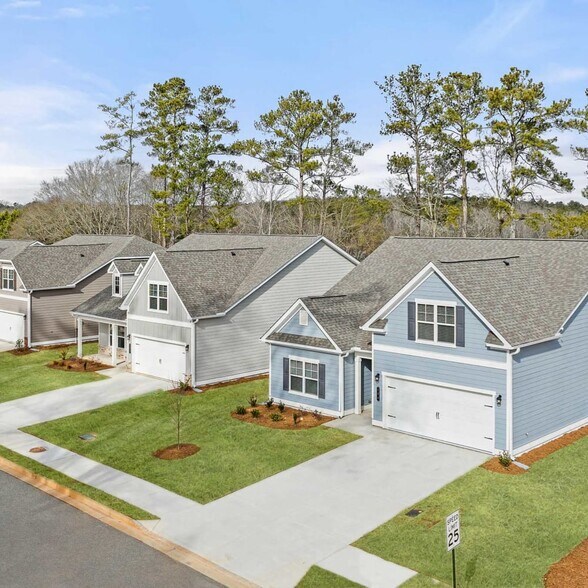 Exterior view of the community - Salem Oaks