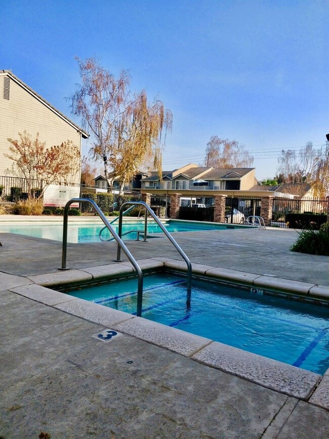 Building Photo - Spacious Condo Near Mall & Freeway