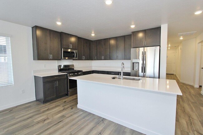 Building Photo - Immaculate Single-Level Home