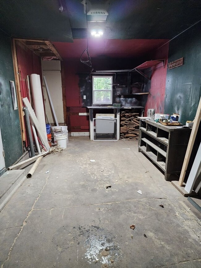 Building Photo - Beautiful 4 bedroom 2 bathroom home with g...