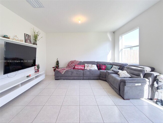 Building Photo - 2636 SE 13th Ct