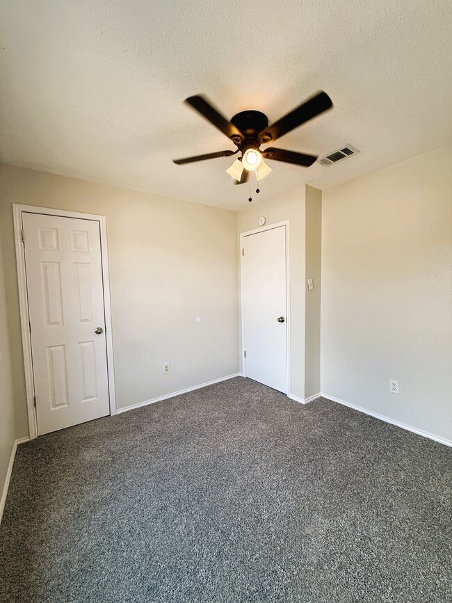Building Photo - 1025 NW Summercrest Blvd