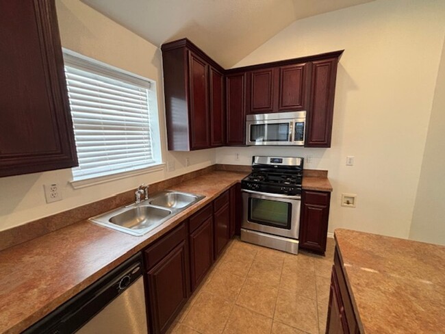 Building Photo - Cute 3 bedroom