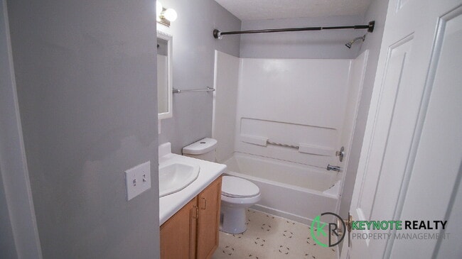Building Photo - Gorgeous 4 Bedroom, 4 Bathroom Home Availa...