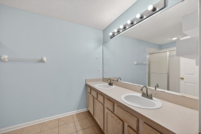 Building Photo - Windsor Pointe Condo