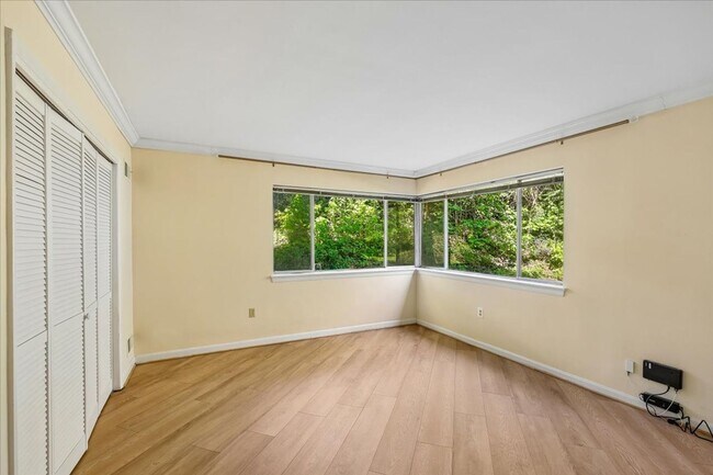 Building Photo - Bright & Stylish 2BR/1BA Condo in Sought-After Sumner Court in Bethesda