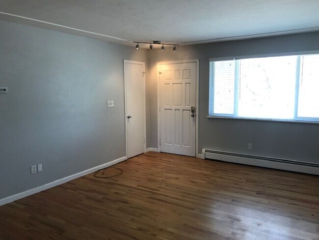 Building Photo - Bright & Beautiful Top Floor 2-bedroom 1 Bath Across Berkeley Park Lake