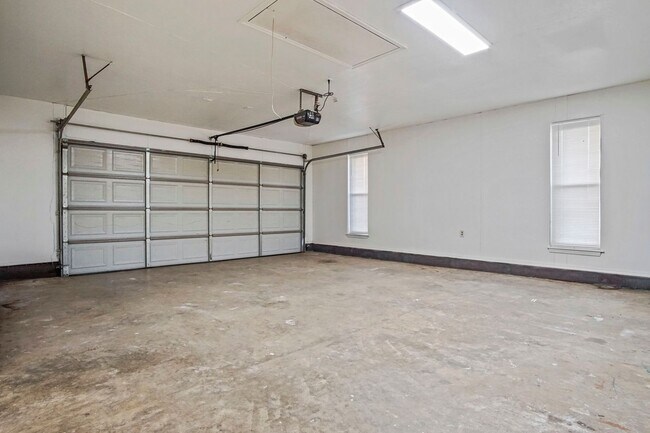 Building Photo - Beautifully Renovated 3bed/  2bath in Del city!   Bonus room in the Master bedroom!!