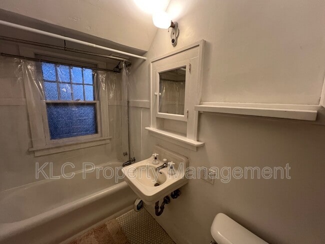 Building Photo - 2222 E 12th St