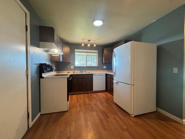 Building Photo - Great YARD! Charming 3 Bedroom / 2 Bath Home with a garage and McKinleyville