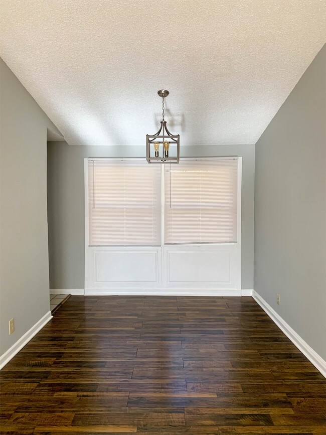 Building Photo - 1405 Crocus Ln