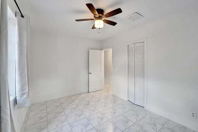 Building Photo - 1836 SW 9th Ave