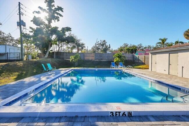 Building Photo - 2124 N Tamiami Trl