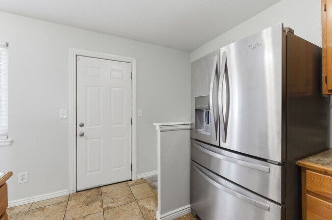 Building Photo - 1415 Holmes Dr