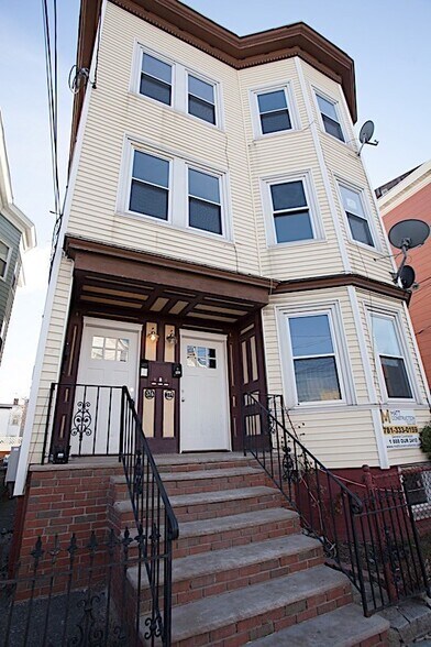 Building Photo - 376 Prospect St