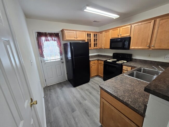 Building Photo - Welcome to this charming townhome in desirable Brambleton!