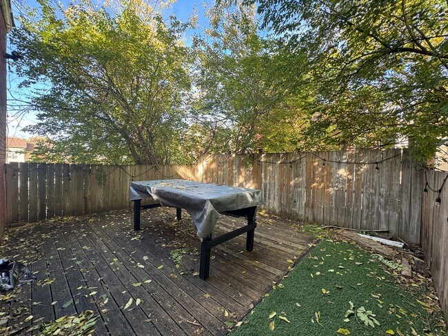 Building Photo - 7 bedroom/ 3bath Mins. from UC + Med Campu...