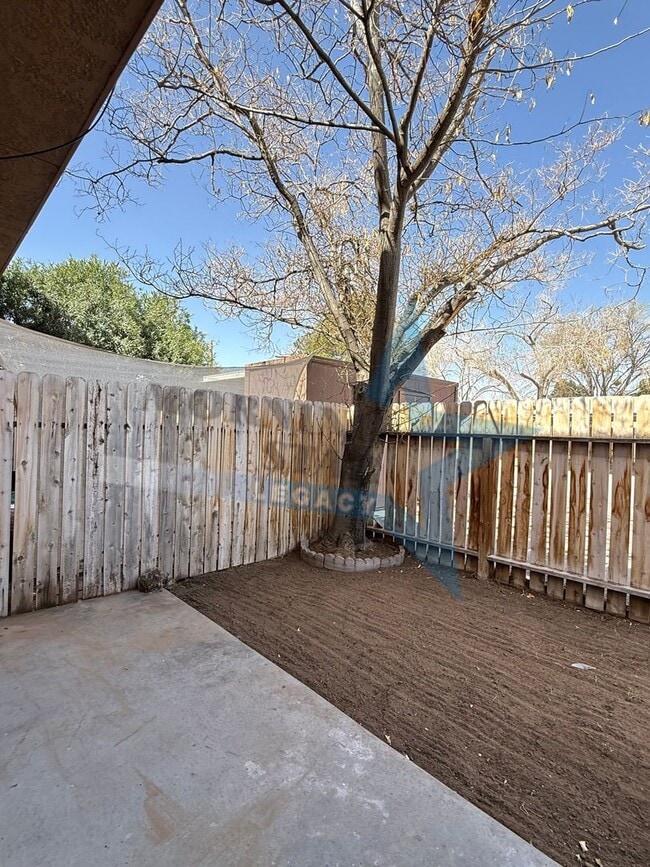 Building Photo - 3 Bed Condo W/ yard!