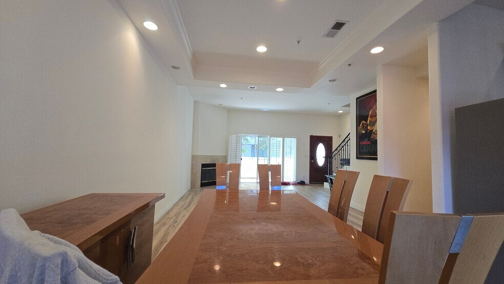 Building Photo - 10833 Kling St