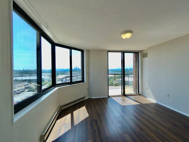 Building Photo - 1309 Harmon Cove Tower