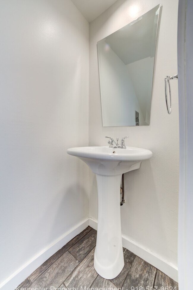 Building Photo - 2 Bed 2.5 Bath Right off Cherry Street!!