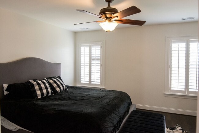 Building Photo - Luxury Living w/ Pool In Brentwood!