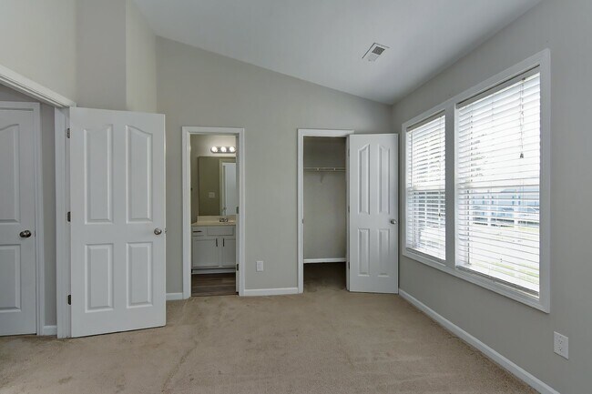 Building Photo - Beautiful 2 bed 2.5 bath Condo. Move-in Re...