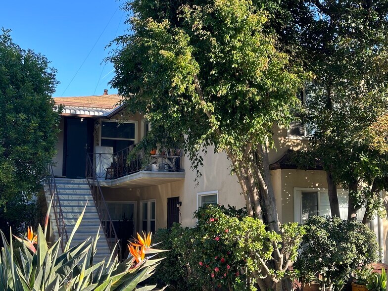 Upstairs - 5216 1/2 Agnes Ave