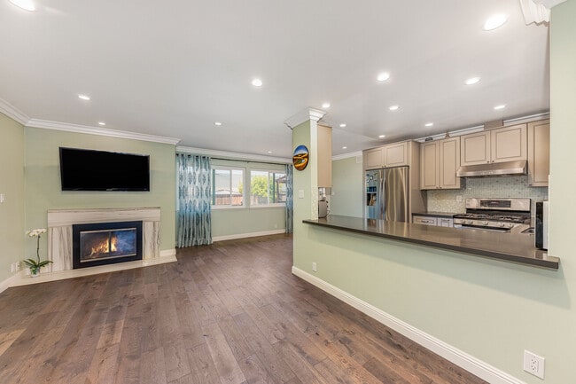Building Photo - 685 Comet Dr