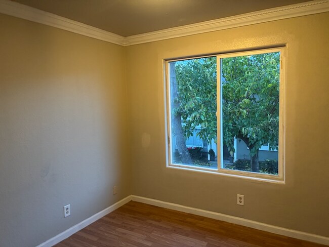 Building Photo - 1395 McQuesten Dr