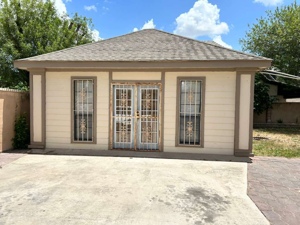 Building Photo - 914 Chihuahua St