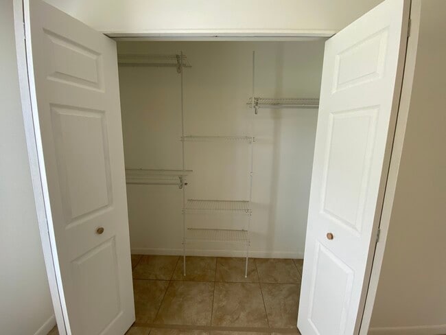 Building Photo - 5 Teak Loop Ln