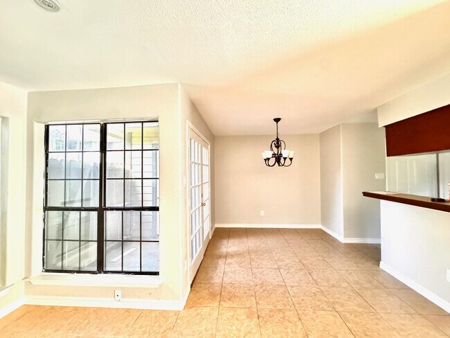 Building Photo - 200 Martingale