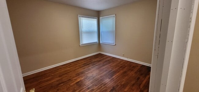 Building Photo - Southeast 2 BR house! 1 car garage! $995!
