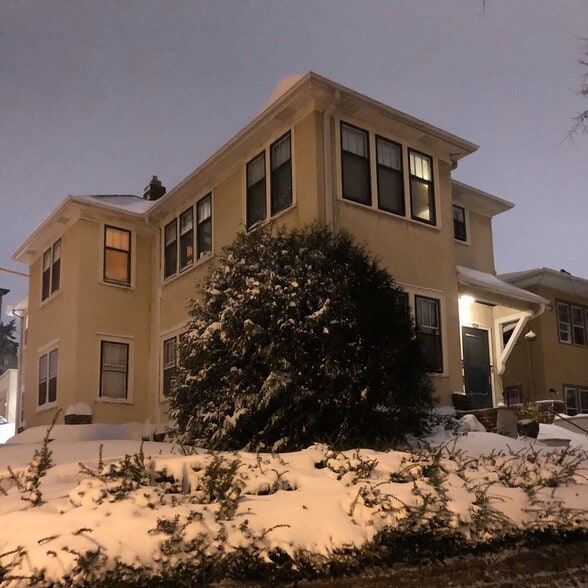 Upper Unit - 3452 Girard Ave S