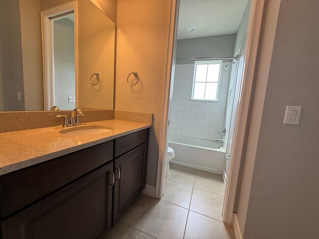 Building Photo - Beautiful Townhome in Lutz