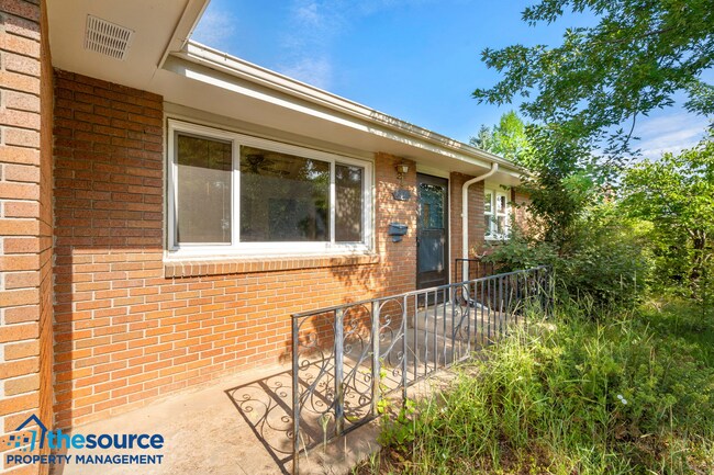 Building Photo - Students Welcome! 3 Bedroom Ranch with Big Back Yard