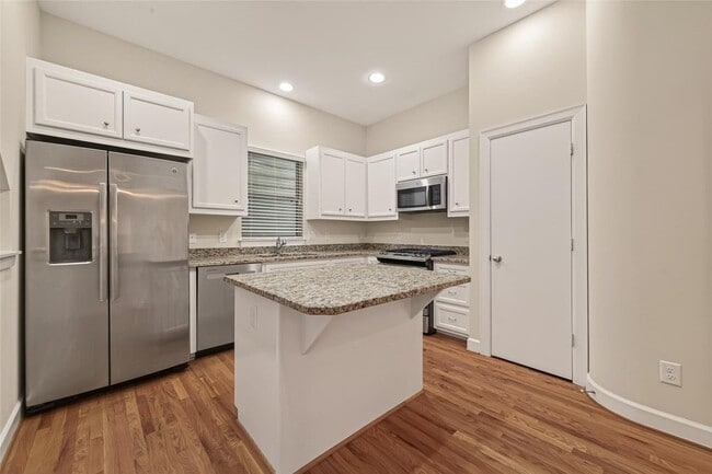 Building Photo - 11504 Main Pine Dr