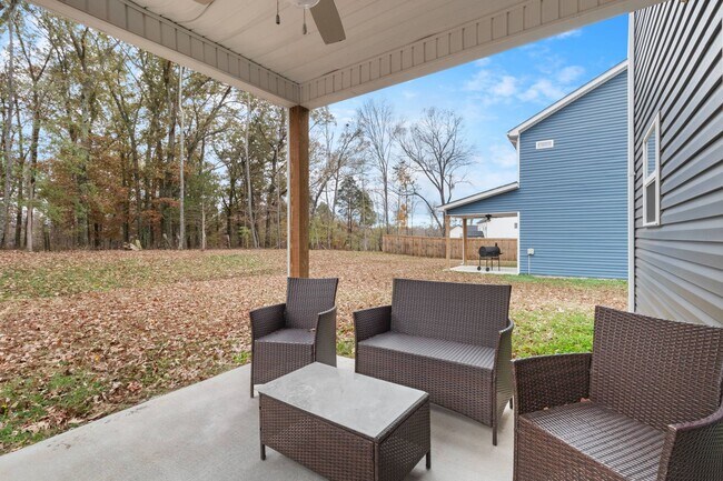 Building Photo - Pet Friendly Three Bedroom!