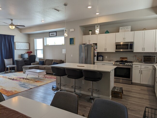 Building Photo - 1621 West 67th Cir