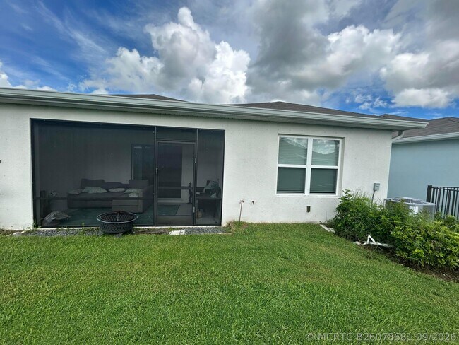 Building Photo - 825 Persimmon Pl