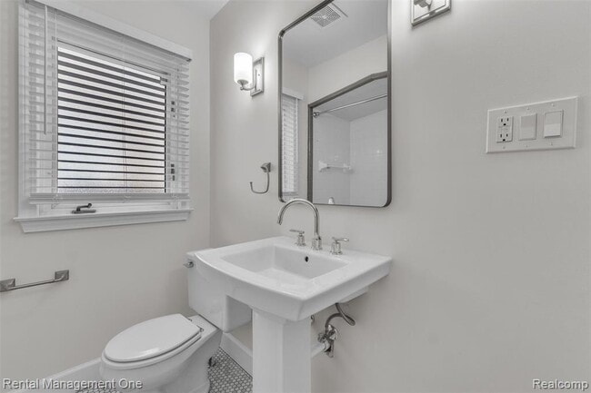 Building Photo - 2711 Dorchester Rd