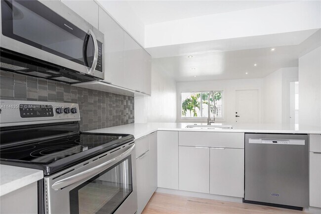 Building Photo - 3340 NE 13th Ave