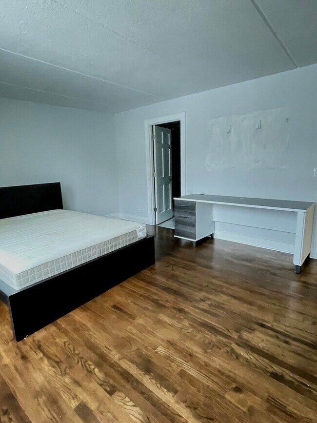 Building Photo - 1301 N Western Ave