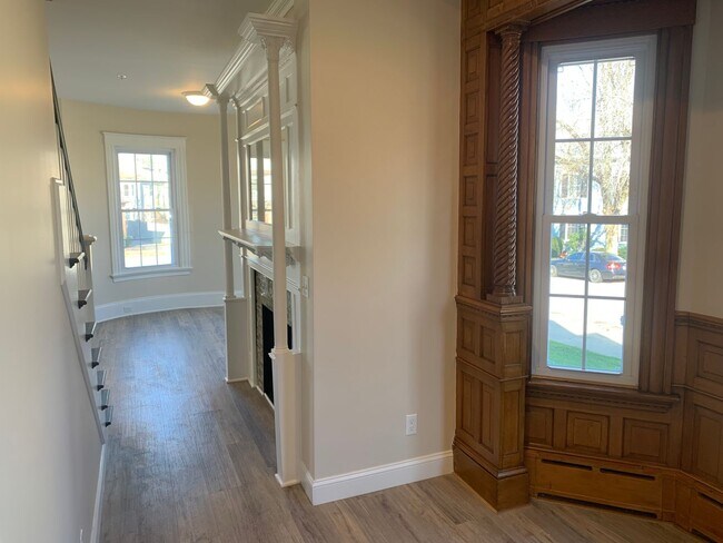 Building Photo - 129 Kenoza Ave