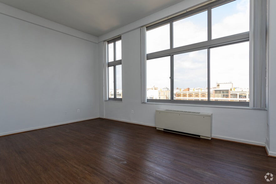 2BR, 2BA - 1,092 SF - Newport West